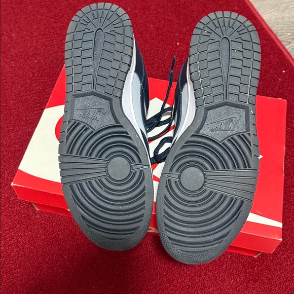 Nike Men's Georgetown Dunks in original box - Picture 6 of 7